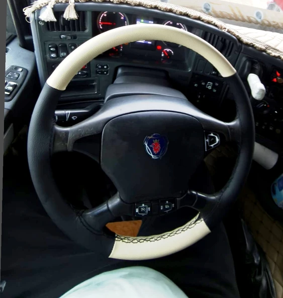 DİKİŞLİ DİREKSİYON KILIFI KREM DERİ SİYAH DERİ / DİKİŞLİ SCANİA TIR KAMYON (FOTOĞRAFTAKİ) İÇİN ürün görseli