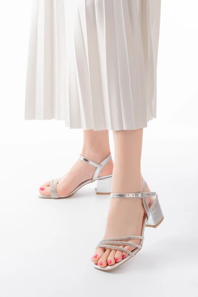 Gümüş 3 Bantlı Topuklu Kadın Ayakkabı - Resim 2