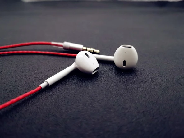 Yarı Kulak İçi Uyku Kulaklığı - Apple Fiş - Kırmızı Kablo - Mikrofonlu - 10