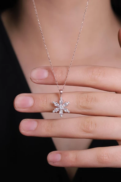 Kamelya Serisi Beyaz Kuars Taşlı Gümüş Kar Tanesi Kolye