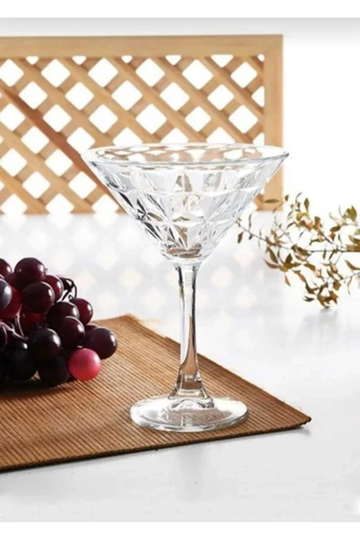Paşabahçe 440453 Estrella Martini ve Kokteyl Kadehi - Ayaklı Sunumluk 210 cc 4 lü