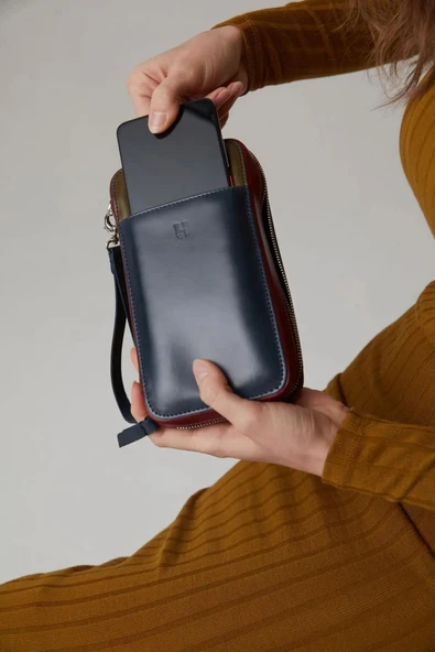 Carlye Hakiki Deri Lacivert Haki Uniseks Ön Cepli Bileklikli Fermuarlı Rfid Korumalı Çanta