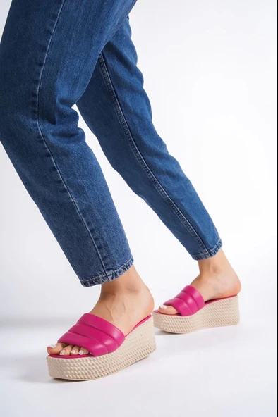 Reına Dolgu Topuklu Ortopedik Taban Hasır Görünümlü Kadın Terlik Kt - Fuşya - 2