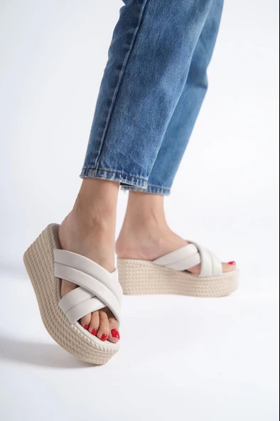 Joymıx Dolgu Topuklu Ortopedik Taban Hasır Görünümlü Kadın Terlik Kt - Krem