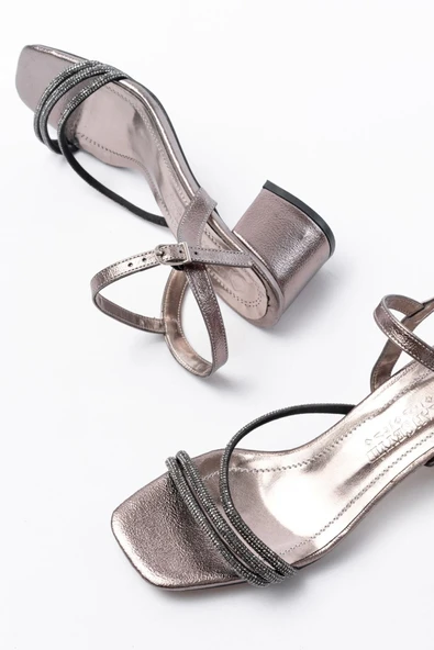 Platin Bantlı Taşlı Kalın Şeffaf Topuklu Kadın Ayakkabı - 4