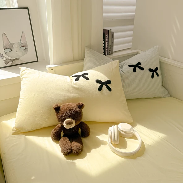 Krem Stil Havlu Nakışlı Yastık Kılıfı 48x74 cm - Fiyonklu Küçük Mavi Kafes Sütlü Sarı (Model 1)