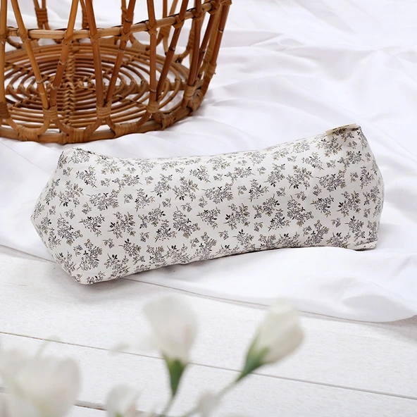 Pamuklu Boyun Destek Üçgen Yastık - Karanfil Desenli - 40x15x10cm
