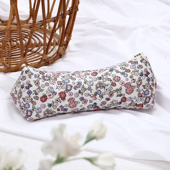 Pamuklu Boyun Destek Üçgen Yastık - Peri Çiçeği Desenli - 40x15x10cm
