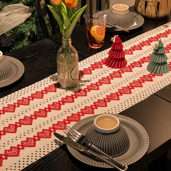 Fransız Tarzı Kalp Desenli Masa Örtüsü - Kırmızı Kalp Köşeli - 30x220cm - Resim 4