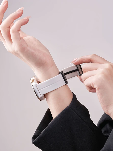 Huawei GT3 Pro 43mm Beyaz Manyetik Katlanır Tokalı Gümüş Tokalı Silikon Kordon + TPU Kılıf - 4