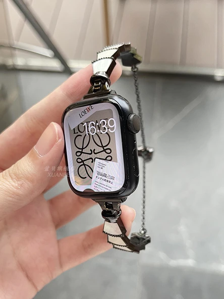 Apple Watch S10 46mm (iwatch10) için Metal Zincirli Sedef Desenli Kordon - Siyah Beyaz