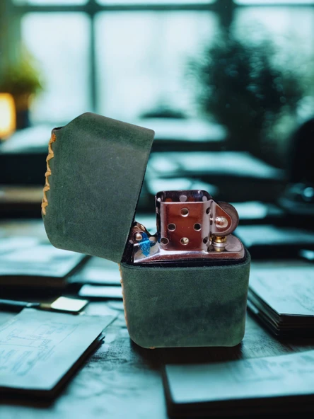 Hakiki Deri Kılıflı Benzinli Zippo Tarzı Çakmak - Yeşil