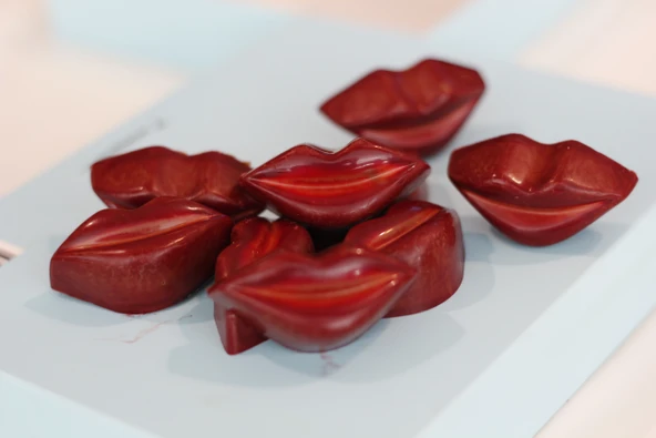 Dudak Renkli Dolgulu Sütlü Hediyelik Çikolata