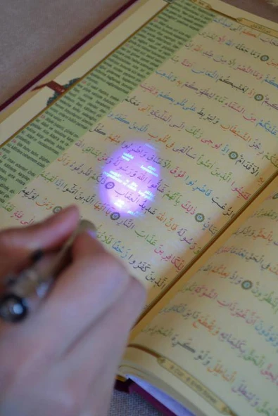 Gizli Mealli ve Türkçe Okunuşlu Kuran-ı Kerim Rahle Boy 20× 28 cm Pembe – Özel Işıklı Kalemli - Resim 3