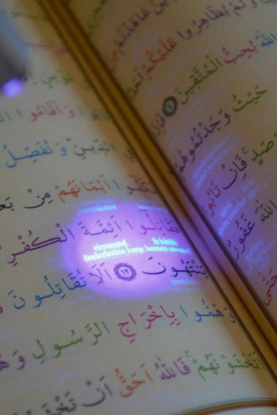 Gizli Mealli ve Türkçe Okunuşlu Kuran-ı Kerim Rahle Boy 20× 28 cm Siyah – Özel Işıklı Kalemli - Resim 4