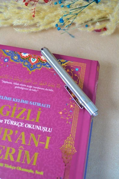 Gizli Mealli ve Türkçe Okunuşlu Kuran-ı Kerim Orta Boy 17× 24 cm Pembe  – Özel Işıklı Kalemli - Resim 2