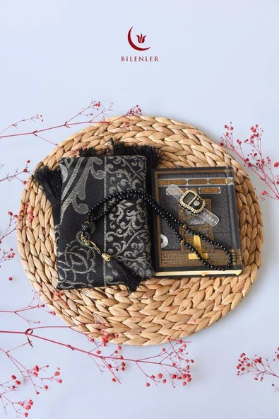 Kabe Desenli Kuranı Kerim-Seccade-Zikirmatik- Tesbih Hac & Umre Hediyelik Seti – Siyah (5 Parça Manevi Set) ürün görseli