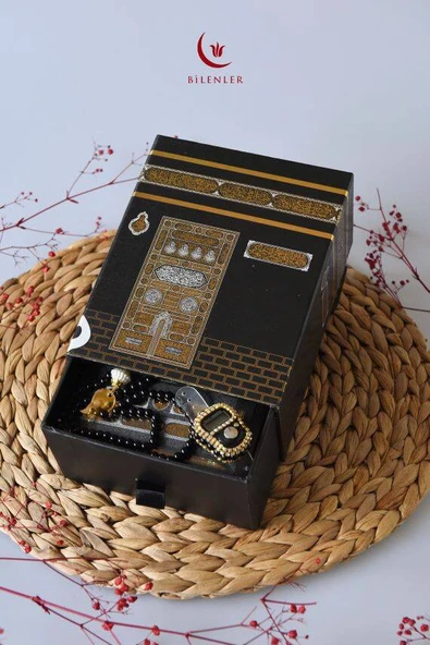 Kabe Desenli Kuranı Kerim-Seccade-Zikirmatik- Tesbih Hac & Umre Hediyelik Seti – Siyah (5 Parça Manevi Set) - Resim 3