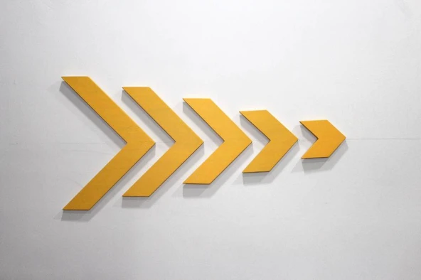 Dekoratif ahşap duvar süsü, ok, yön okları, çıkış