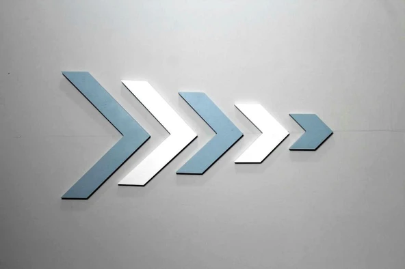 Dekoratif ahşap duvar süsü, ok, yön okları, çıkış