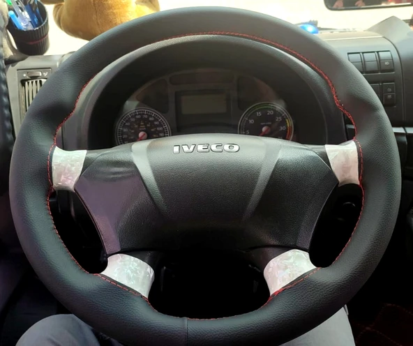 DİKİŞLİ DİREKSİYON KILIFI SİYAH DERİ KIRMIZI DİKİŞLİ IVECO EURO CARGO İÇİN ürün görseli