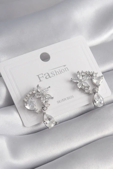 KUZGUN ONLİNE SHOP Pirinç Gümüş Renk Zirkon Taşlı Çiçek Model Sallantı Detay Kadın Küpe - Lisinya