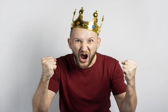 Plastik Kral Tacı Altın Renk Yetişkin Boy 55 cm - Resim 3