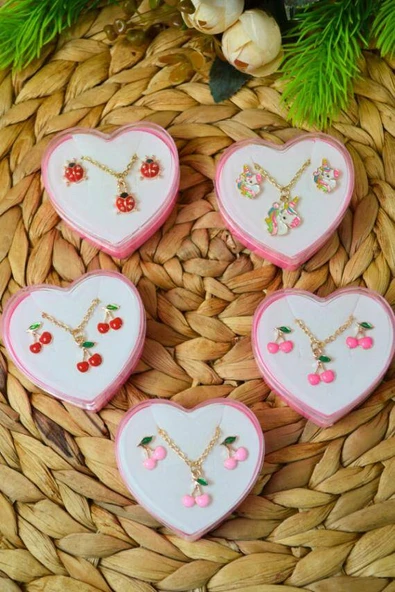 Kız Çocuk Kolye ve Küpe Seti 1 Adet – Kalpli Plastik Kutuda (Karışık Desen) ürün görseli