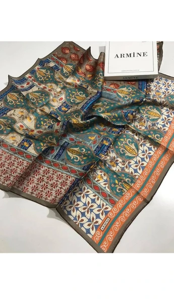 Armine Sura İpek Eşarp