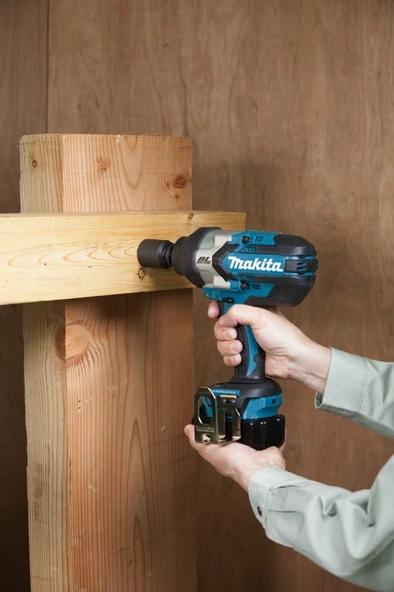 Makita DTW1002RTJ Akülü Darbeli Somun Sıkma Makinası 18V - 2