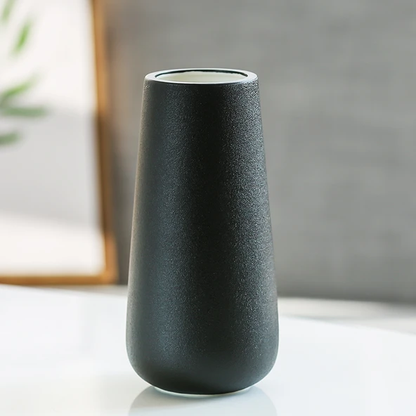 Mat Siyah Küçük Seramik Vazo (20cm)