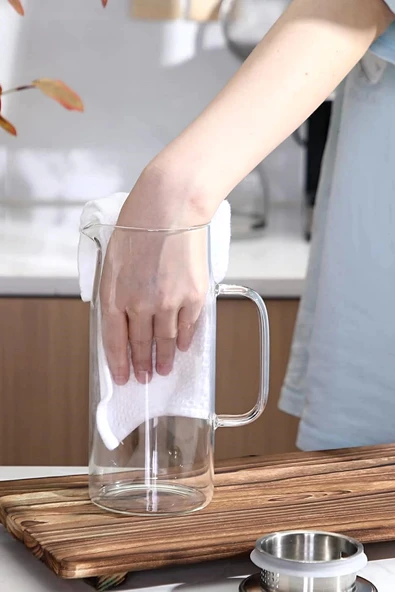Tilbe Home Borosilikat Cam Sürahi 1800ml Isıya Dayanıklı Metal Kapaklı Filtreli Başucu Meşrubat Su Sürahisi - 5