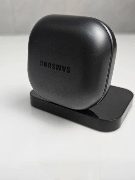 Kulaklık Şarj Standı - Samsung Buds2 Pro/Freebuds SE2 - Siyah ve Beyaz - 4