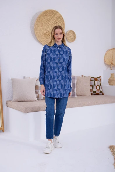 GEOMETRİK DESENLİ TAŞLI DENİM GÖMLEK