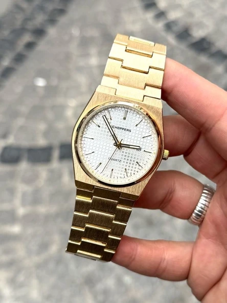 Beyaz Yuvarlak Kadran Detay Şık ve Modern Tasarım Gold Renk Çelik Kasa ve Kordonlu Kol Saati