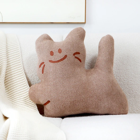 Çizgi Film Kedi Peluş Yastık Kılıfı - Kahverengi Zıplayan Şapşal Kedi 45x42 - 35x55cm (Kılıf + İç Dolgu)