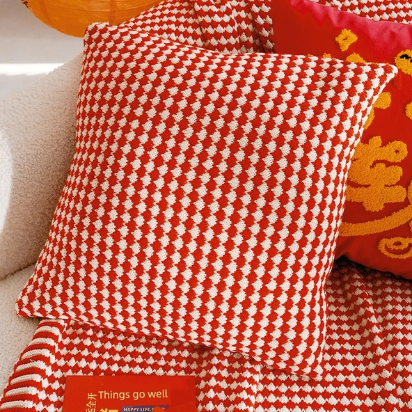 Kırmızı Küçük Nakışlı Yastık Kılıfı - 45x45cm - Sadece Kılıf