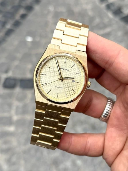 Gold Renk Yuvarlak Kadran Detay Şık ve Modern Tasarım Gold Renk Çelik Kasa ve Kordonlu Kol Saati