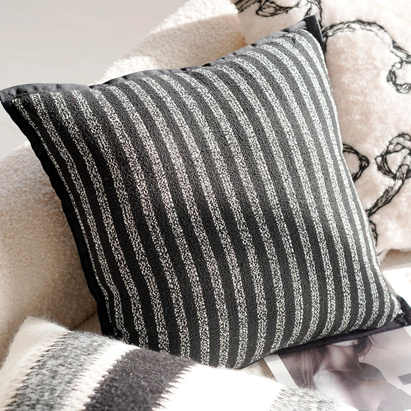 Siyah Kenarlı Değişken Çizgili Yastık Kılıfı 45x45 cm - Sadece Kılıf