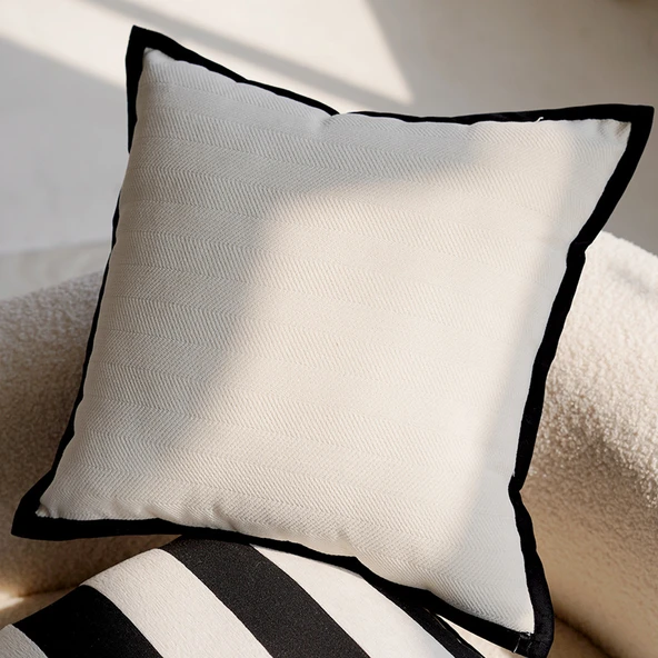 Zebra Desenli Dekoratif Yastık Kılıfı - Siyah Kenarlı Beyaz Balıksırtı Desenli Kare 45x45 cm - Kılıf ve İç Dolgu