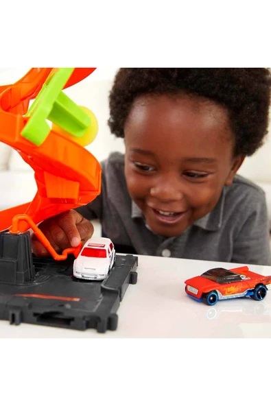 Hot Wheels Mega Araba Yıkama Kulesi: Döner Spiral ve İki Su Tankıyla Gerçekçi Yıkama Deneyimi! - 4