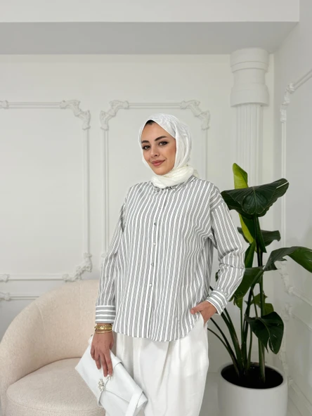 YAKASI BONCUKLU ÇİZGİLİ GÖMLEK