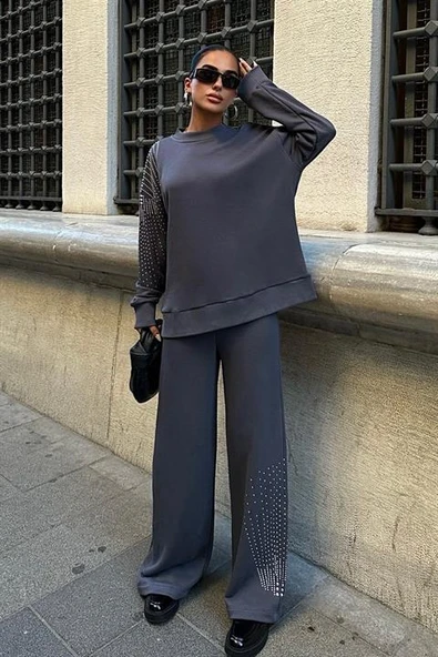 Gümüş Taşlı Detaylı ve Bisiklet Yaka Uzun Kollu Oversize Kadın Bluz Pantolon Takımı (2 Parça) Füme