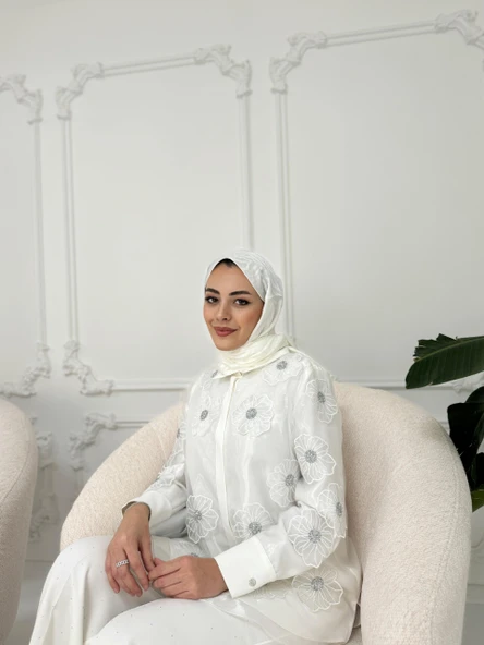 TAŞLI ÇİÇEK DETAYLI ORGANZE GÖMLEK