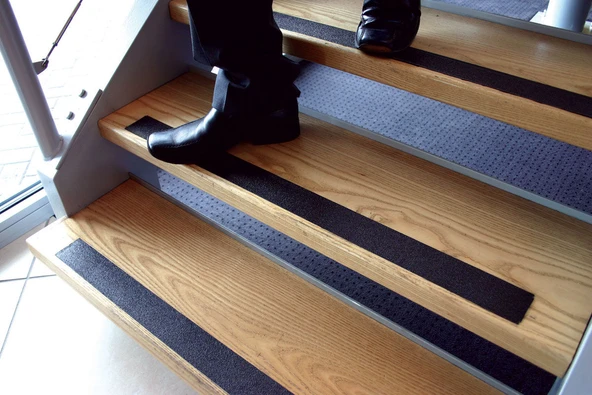 Merdiven Kaydırmaz Bant - 50 Mm. x 15 Metre - Siyah - Tırtıklı - 1 Adet - Resim 2