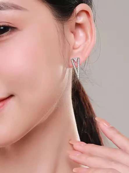 Timeless Series Işıltılı V Form Tria Taş Gümüş Kadın Küpe - Resim 2