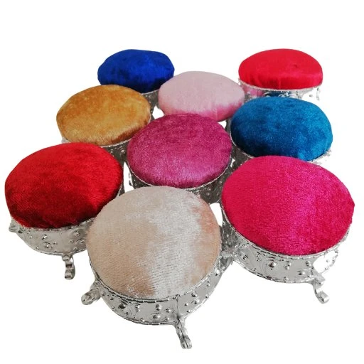 1 ADET - Karışık Renkli Kadife Gümüş Ayaklı İğnelik – Dekoratif Dikiş ve El İşi İğne Yastığı