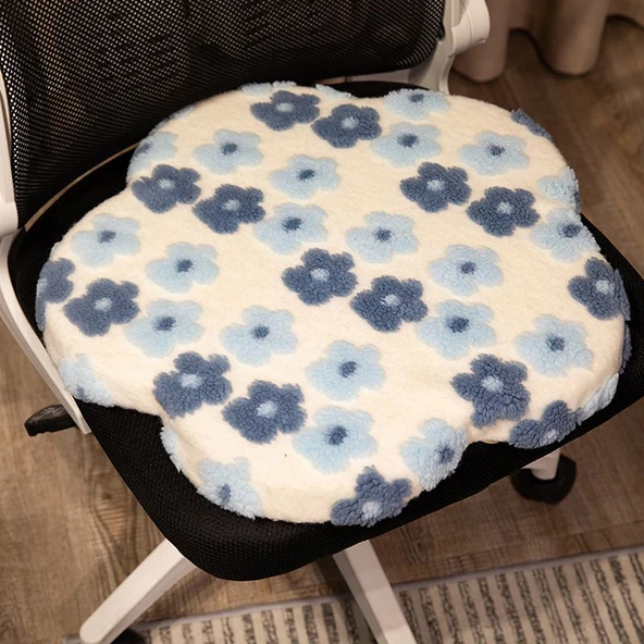 Sevimli Çiçekli Kuzu Yünü Minder - Mavi Çiçekli, 50cm