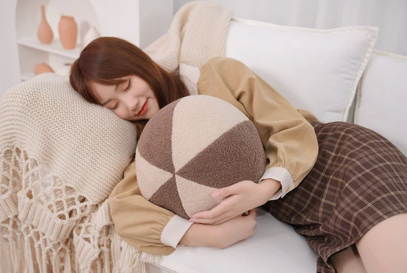 Çok Fonksiyonlu Yuvarlak Top Peluş Yastık - Süt Beyaz ve Mocha - 30cm - 7