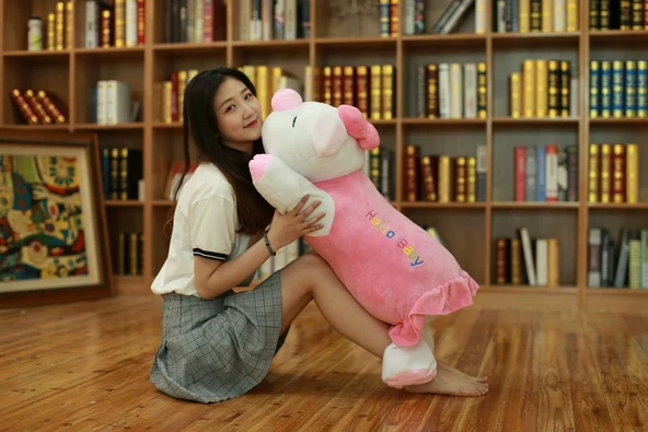 Pembe Elbiseli Peluş Domuz Yastık - 75cm - 7
